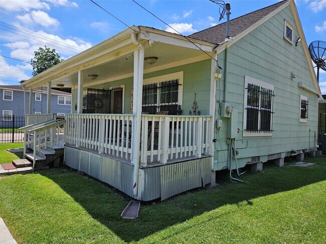 Photo - 6940 Hemlock St