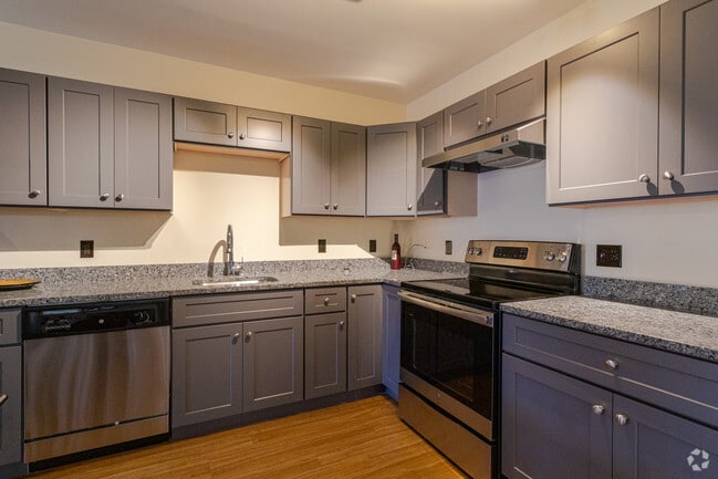 62 Roxbury St Kitchen