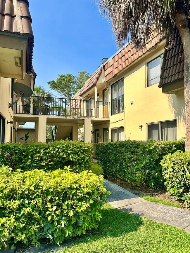 Building Photo - 11606 Royal Palm Blvd Unit 11606