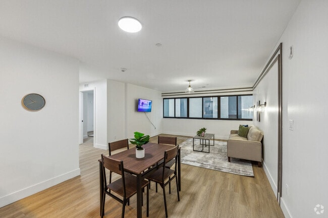 Building Photo - 913 N Market St Rental