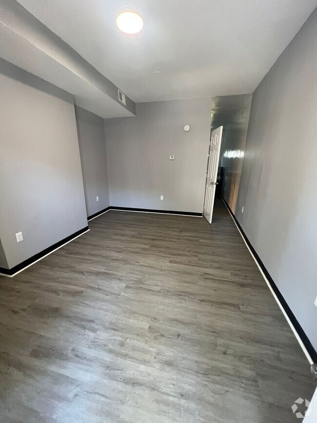 Building Photo - Recently Renovated 2 Bed 1 Bath Ready To M... Rental