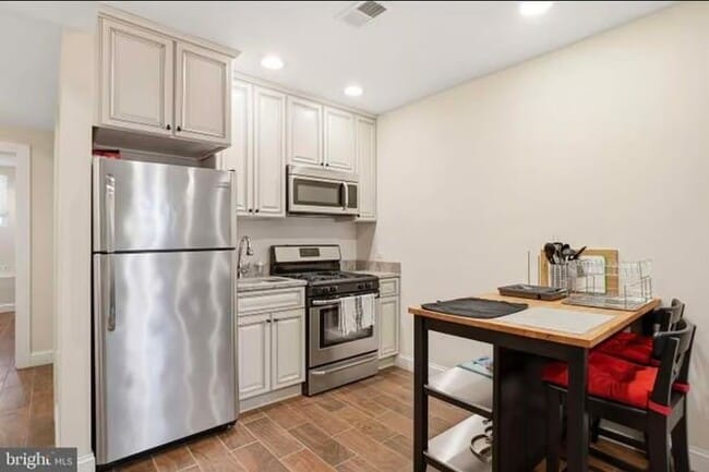 813 Delafield Pl NW Unidad B