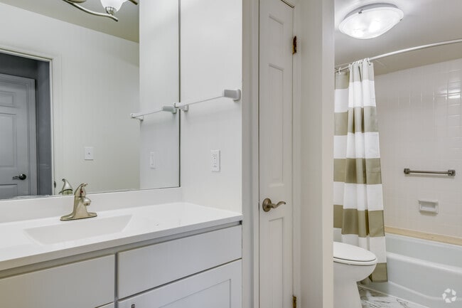 1 BR, 1 BA - 925SF