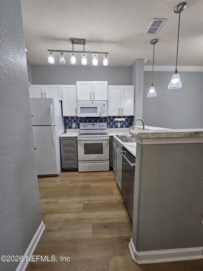 Photo - 8290 Gate Pkwy W Unit 152