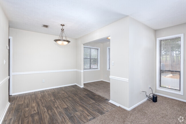 1BR, 1BA - 725SF - Living Room/Dining Room