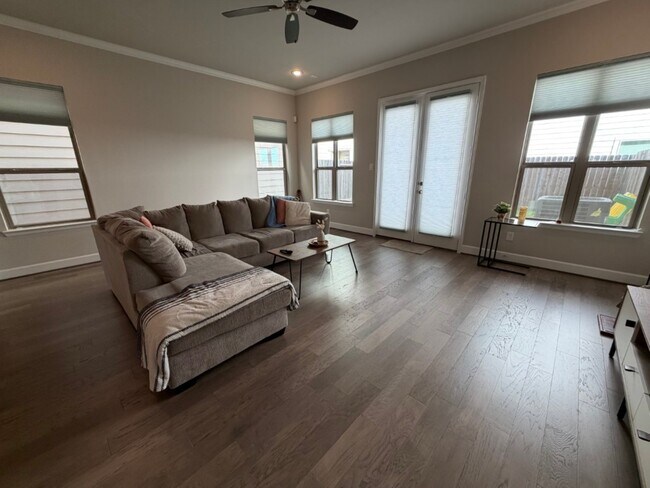 Photo - 4610 Center St