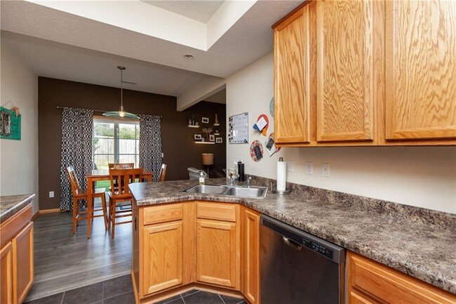 Photo - 946 Red Hawk Way SE