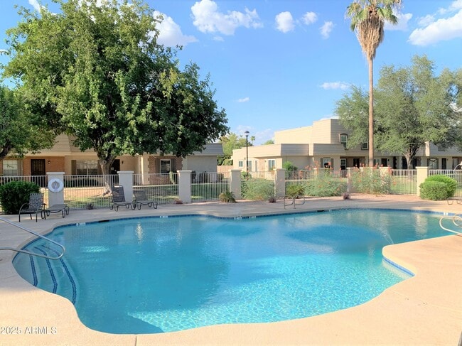Building Photo - 933 E Lodge Dr Rental