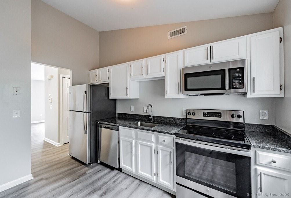 Photo - 253 W River St