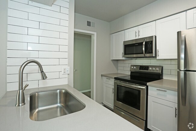 2HAB, 2BA - 900 ft² - Renovado