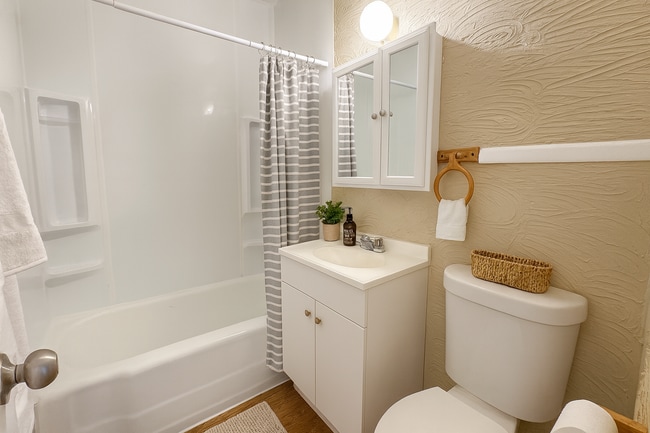 Photo - 517 E Rickenbacker Dr