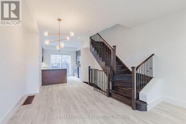 Photo - 99 The Queensway