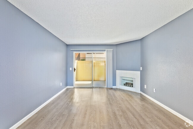 2BR, 2BA - 924SF - Living Room