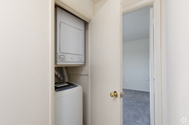 2BR, 2BA - 1025SF