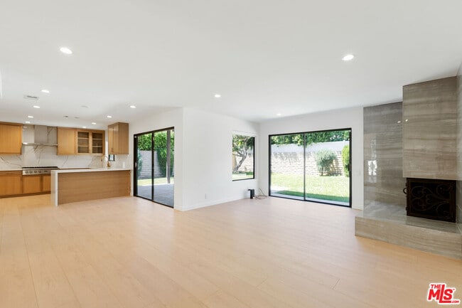 Photo - 4933 Collett Ave