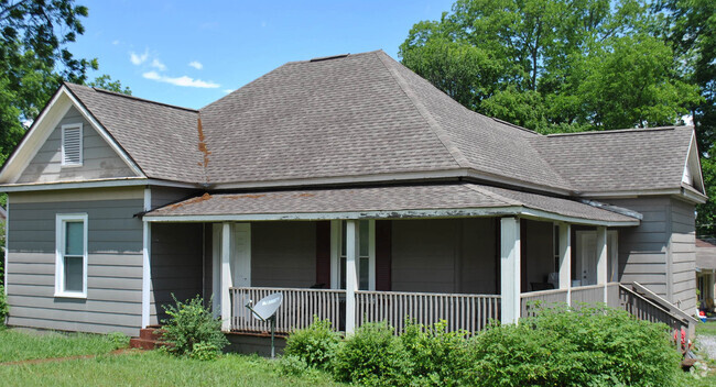 Building Photo - 701 Francis St W Rental