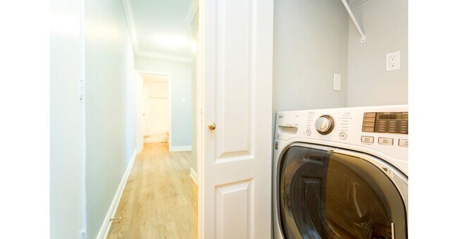 Photo - 2200 King St E