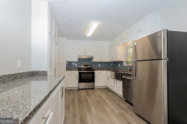 Photo - 565 Greenview Ave SE