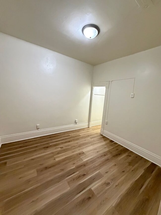 Building Photo - 118/120 E Huron Unit 118 E Huron B