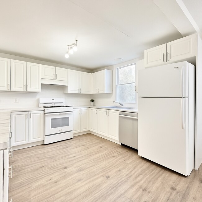 Photo - 223 Weir St N