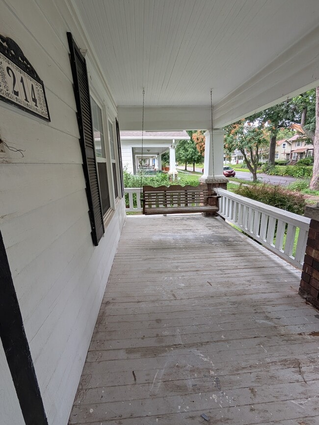 Photo - 214 SW Broadmoor Ave