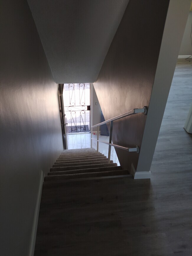 Stair Down - 7549 N Hollywood Way Unidad 4