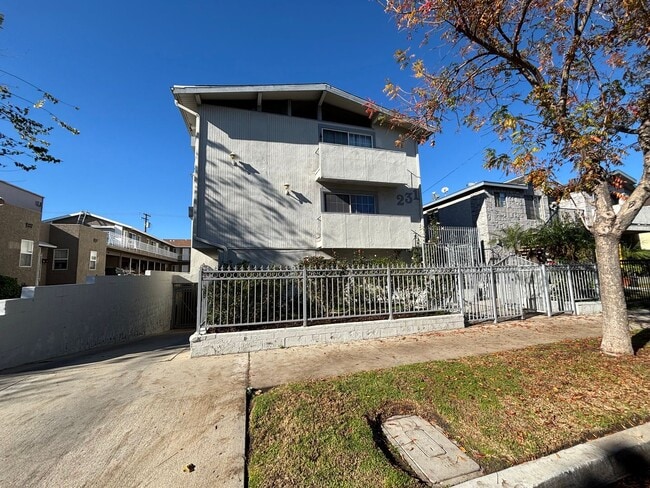 231 W Tujunga Ave