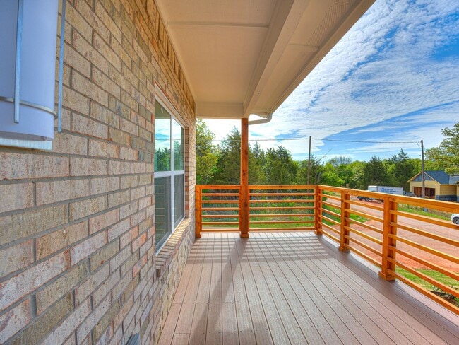 Photo - 341 E 7th St