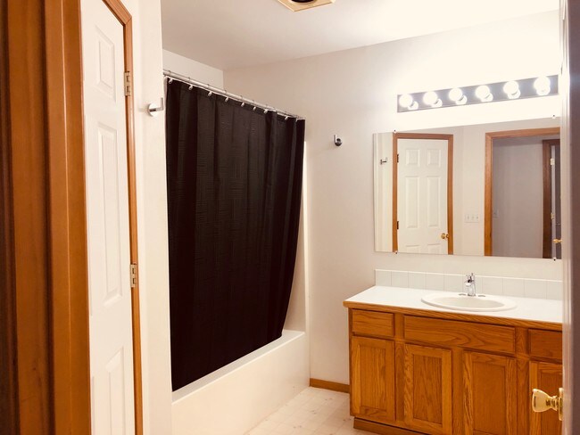 Cuarto de baño W/Nuevos accesorios de cromo - 1310 Skyline S Dr