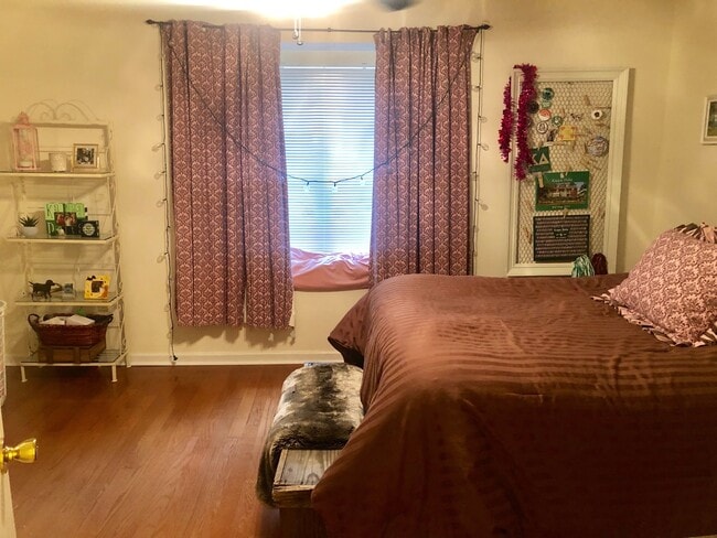 Photo - Cute cottage next to campus!