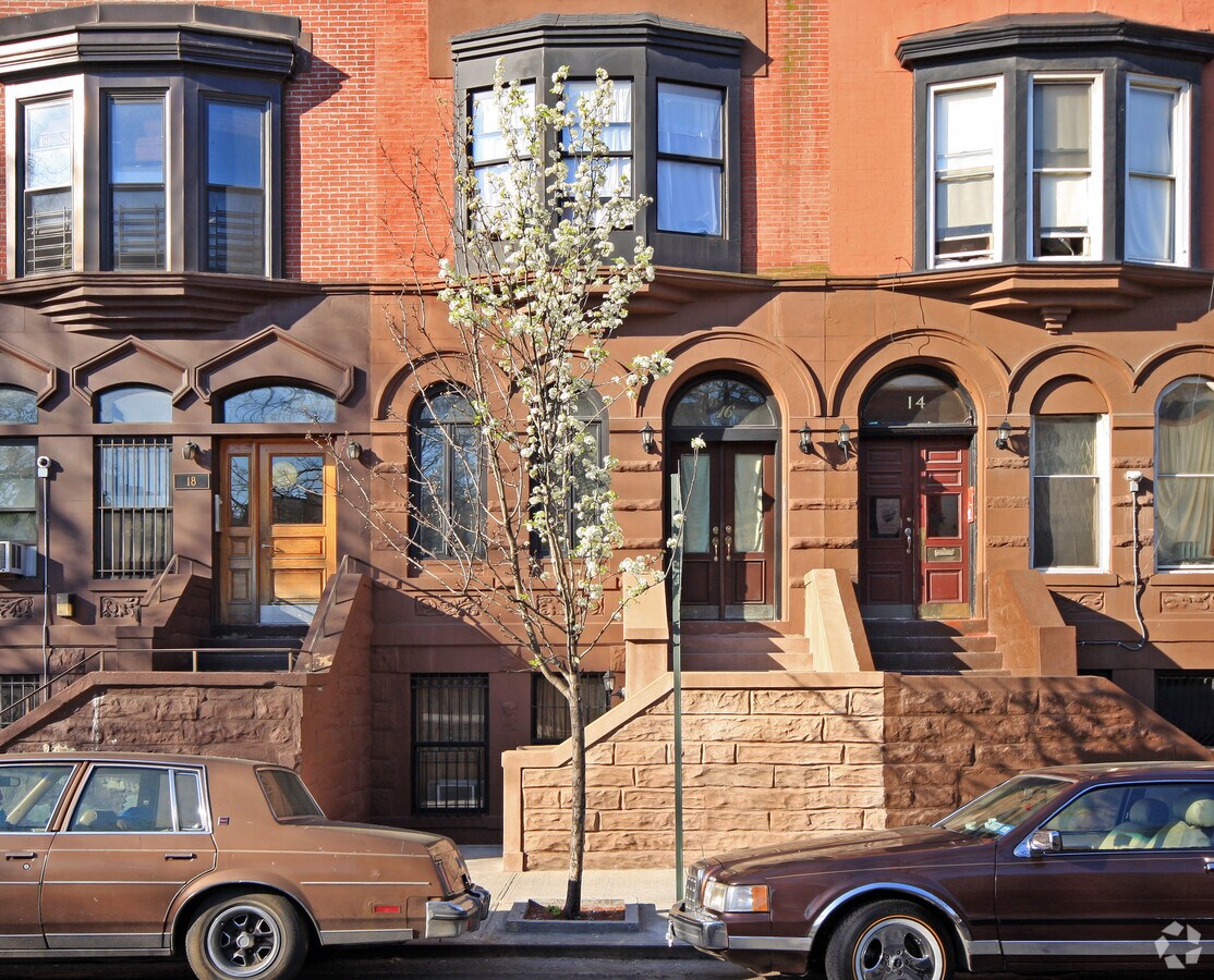 Photo - 16 E 130th St