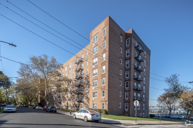 Photo - 350 Richmond Ter