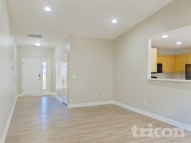 Photo - 124 Bathurst Ln