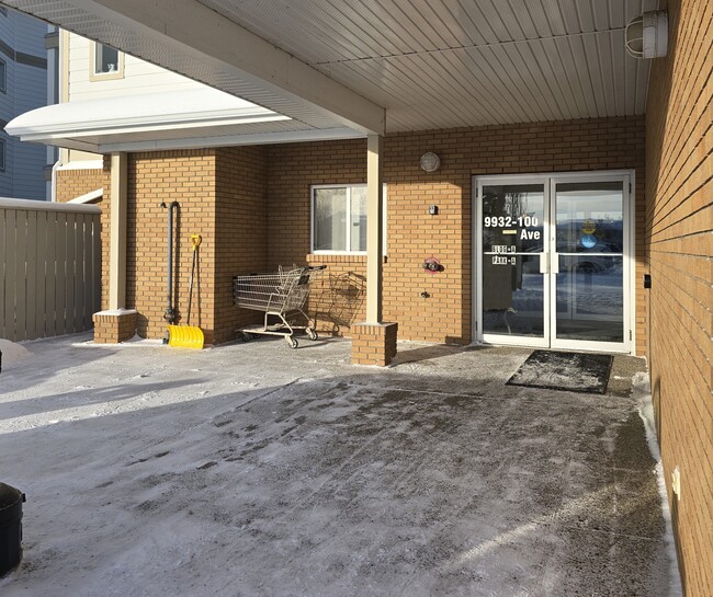 Photo - 9932-9100 100 Ave