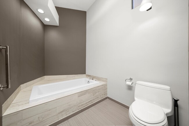 Building Photo - 300 N Ogden Ave Unit #202 Rental