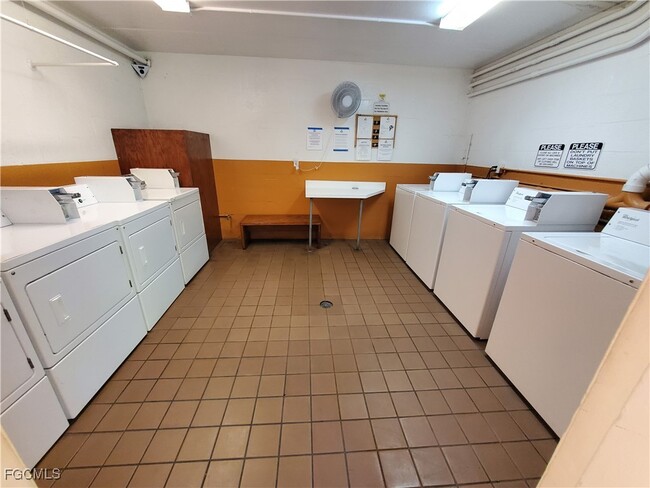 Building Photo - 2366 E Mall Dr Unit 421