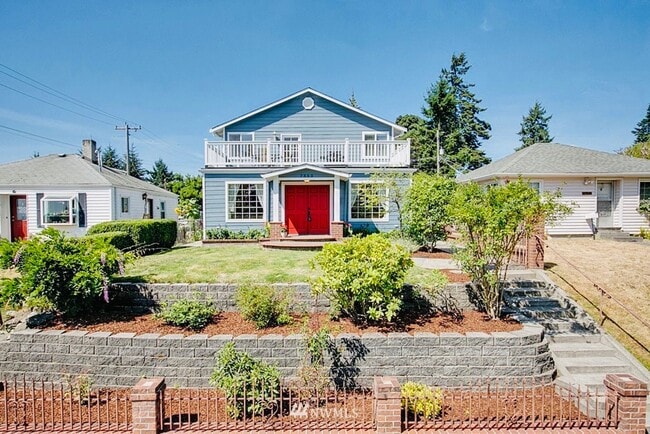 Luxurious 5 Bedroom House with 3 Car Garage! - Luxurious 5 Bedroom House with 3 Car Garage!