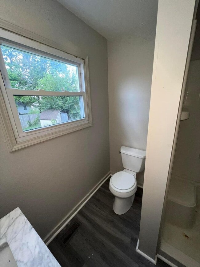 Photo - 658 Brower St