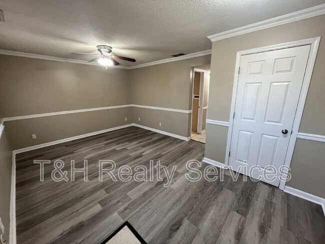 Photo - 1090 Greenwood Trail W Dr