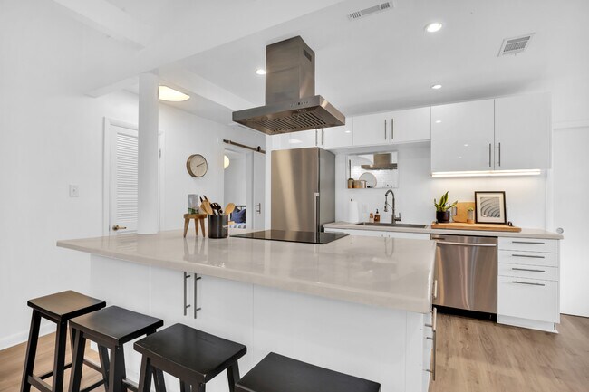 Photo - 1520 E 49th St