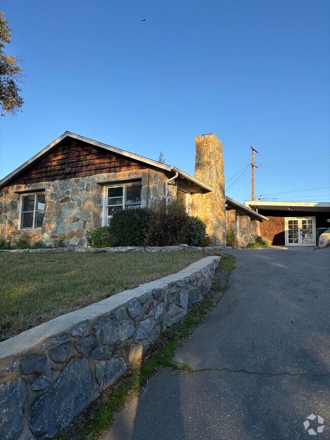 Building Photo - Charming Stone Cottage Available Rental