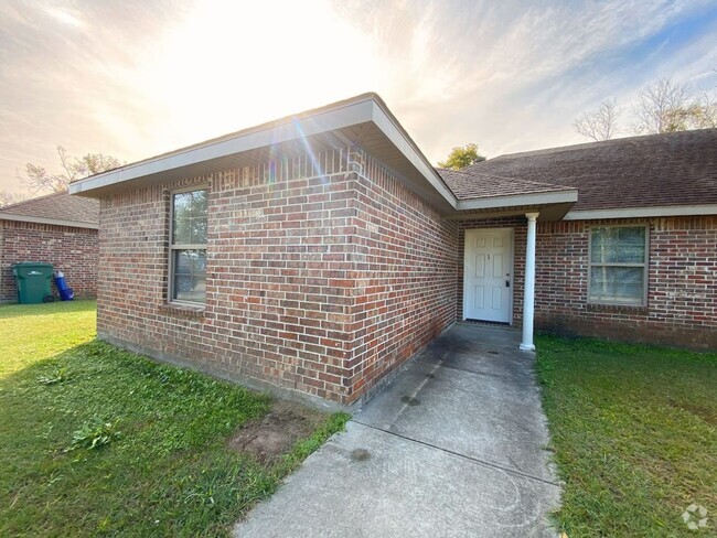 Building Photo - 193 Gilmore Rd Unit 1 Rental