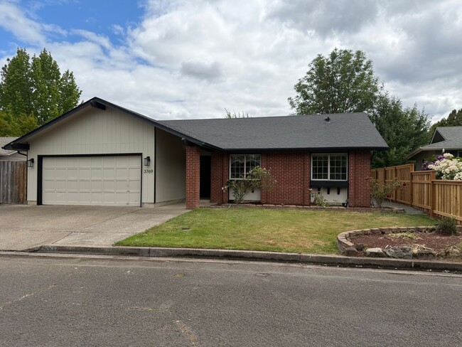 Building Photo - Beautifully updated 3 bedroom, 2 bath house in Eugene!