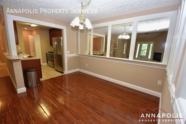 Photo - 2052 Quaker Way