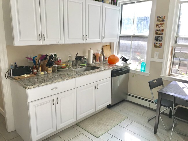 Building Photo - 158 Otis St Unit 1