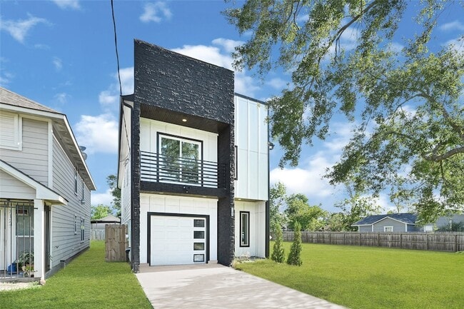 Photo - 7203 Weyburn St