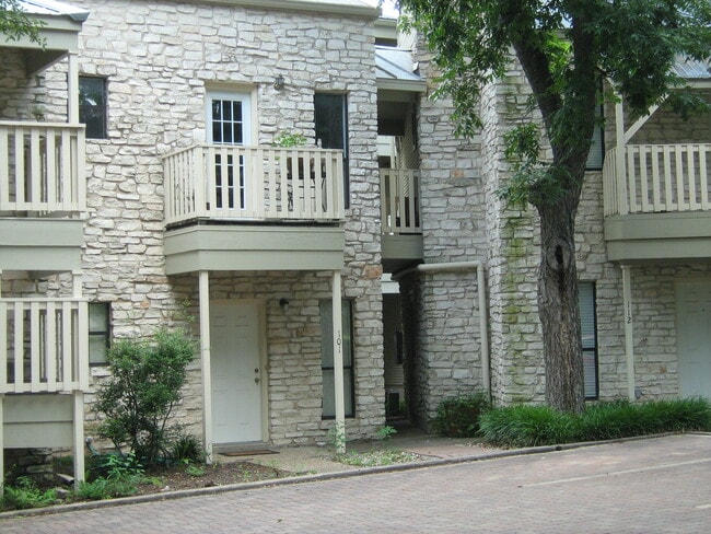 Quiet Hyde Park neighborhood condo. - 4401 Speedway Unit #101