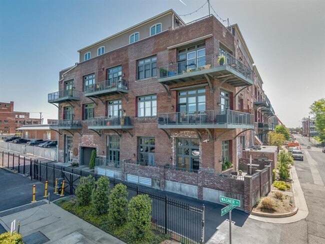 Building Photo - Amazing 2 bd 2.5 bath 2200 Sq ft breathtak... Unit 402 Rental