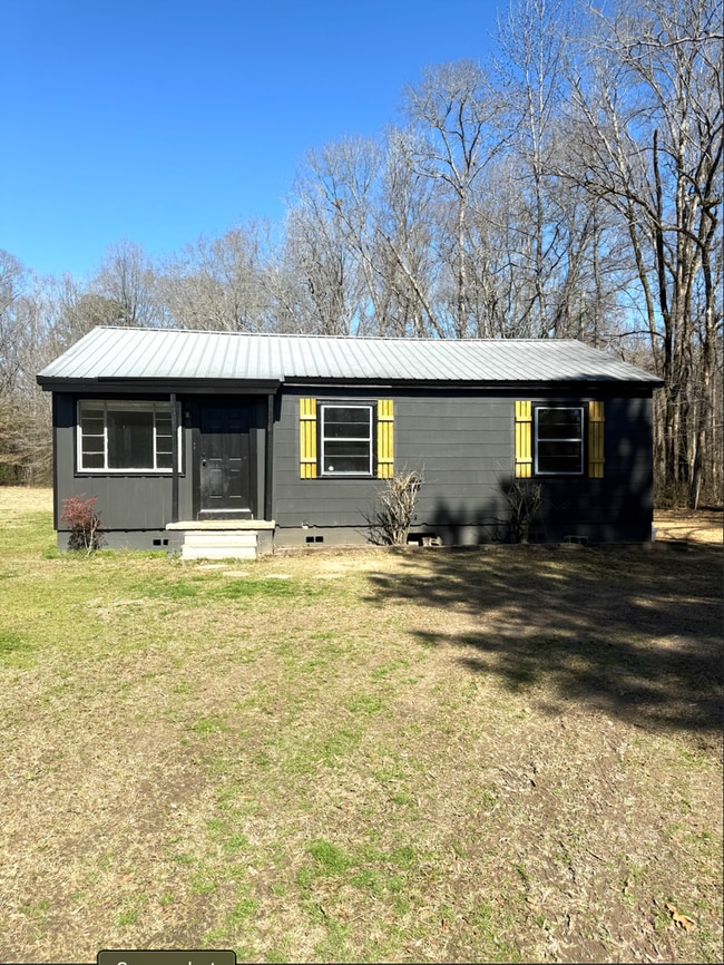 Building Photo - Country Living at Its Finest!