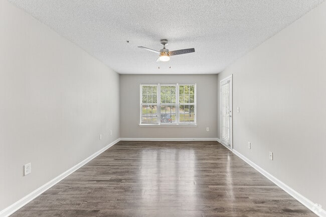 2BR, 2BA - 1,004SF - Living Room